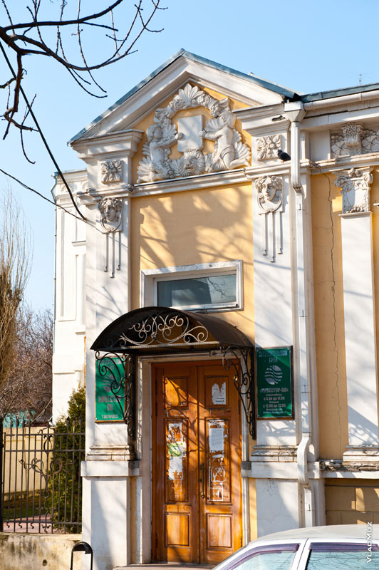 Фото архитектурных украшений (барельефы, пилястры) на входной группе старинного дома на улице Комитетской в Новочеркасске
