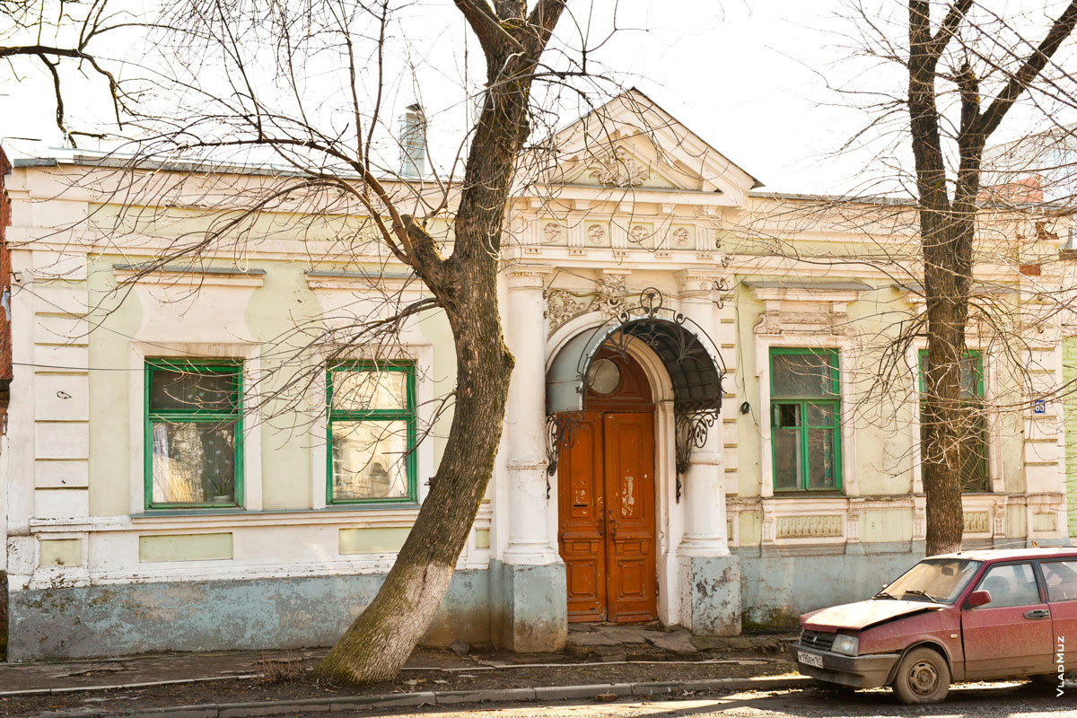 Фото 1-этажного старинного дома в Новочеркасске с фронтоном и двумя полуколоннами на входе