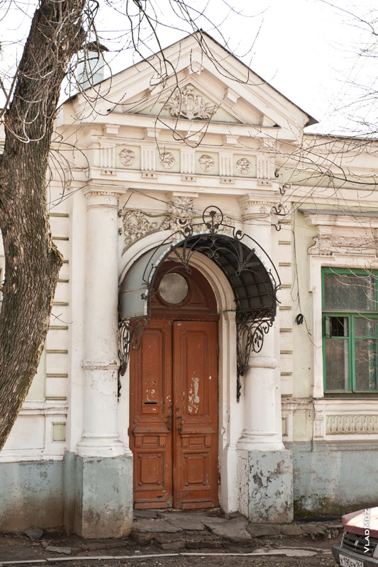 Фото входа в 1-этажный старинный дом в Новочеркасске, выполненного в высоких архитектурных традициях и с богатыми декоративными украшениями