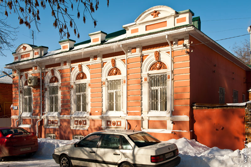 Фото старинного декора на окнах и фасаде дома по улице Комитетской в Новочеркасске