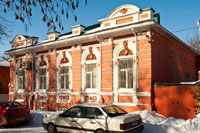 Красивый старинный декор на окнах и фасаде старинного дома по улице Комитетской в Новочеркасске