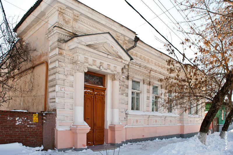 Фото старинного дома в Новочеркасске с фронтоном на двух полуколоннах на входе