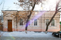 Общий вид старинного дома с фронтоном на входе. Здесь можно оценить все богатство архитектурных украшений