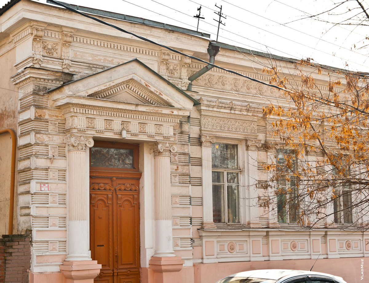 Фото полуколонн, фронтона на входе, рельефных розеток, орнаментов и других архитектурных деталей на фризах, карнизе и других частях фасада здания в Новочеркасске