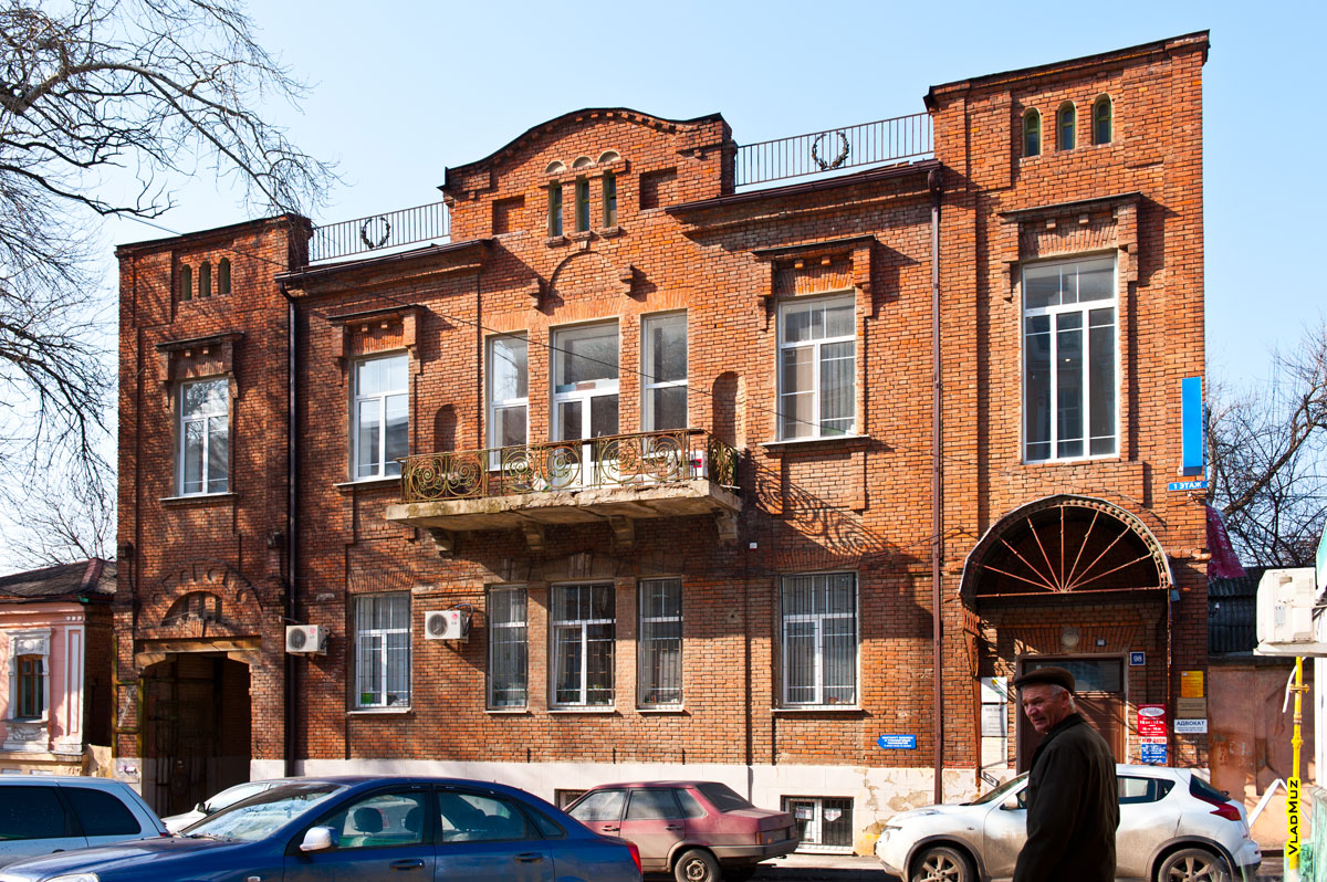 Фото старинного 2-х этажного дома из красного кирпича на улице Комитетской в Новочеркасске