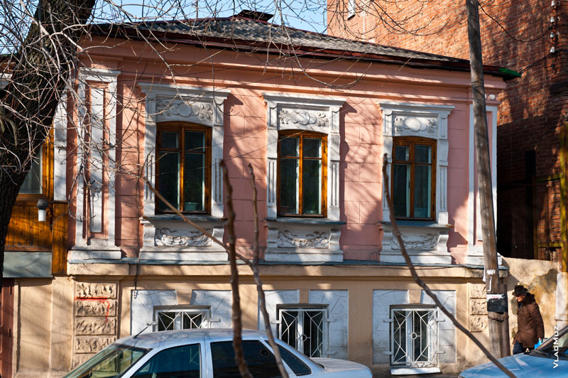 Фото рельефных украшений на окнах старинного дома в Новочеркасске
