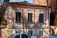 Рельефные украшения на окнах старинного дома в Новочеркасске
