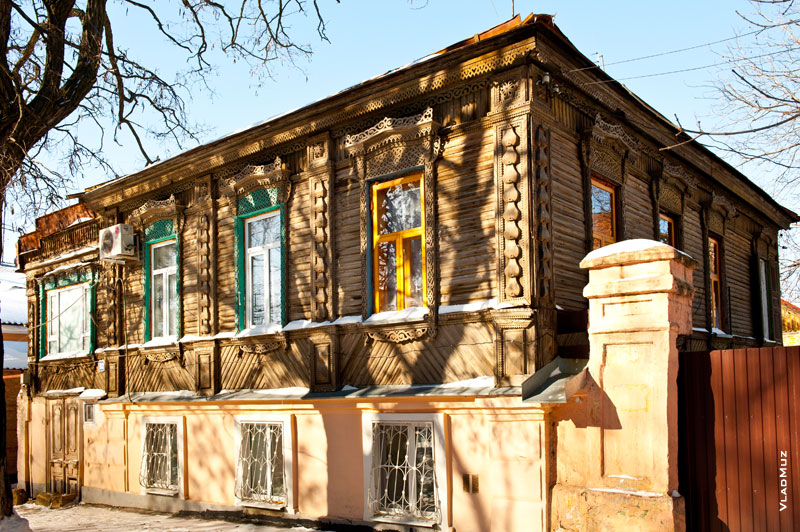 Фото декоративных резных украшений из дерева на окнах, фризах и карнизе старинного деревянного дома в Новочеркасске