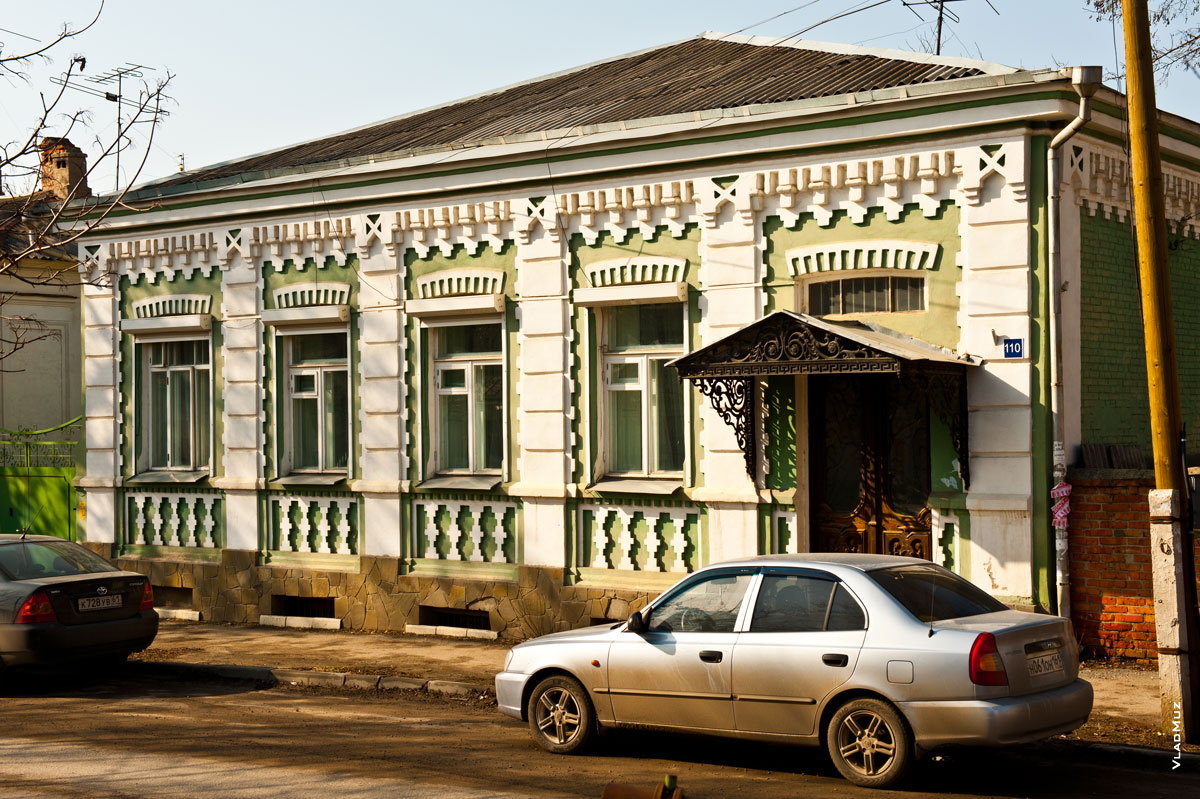 Фото многочисленных декоративных элементов на фасаде старинного 1-этажного дома в Новочеркасске