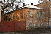Этот старинный дом полностью утратил все украшения на фасаде