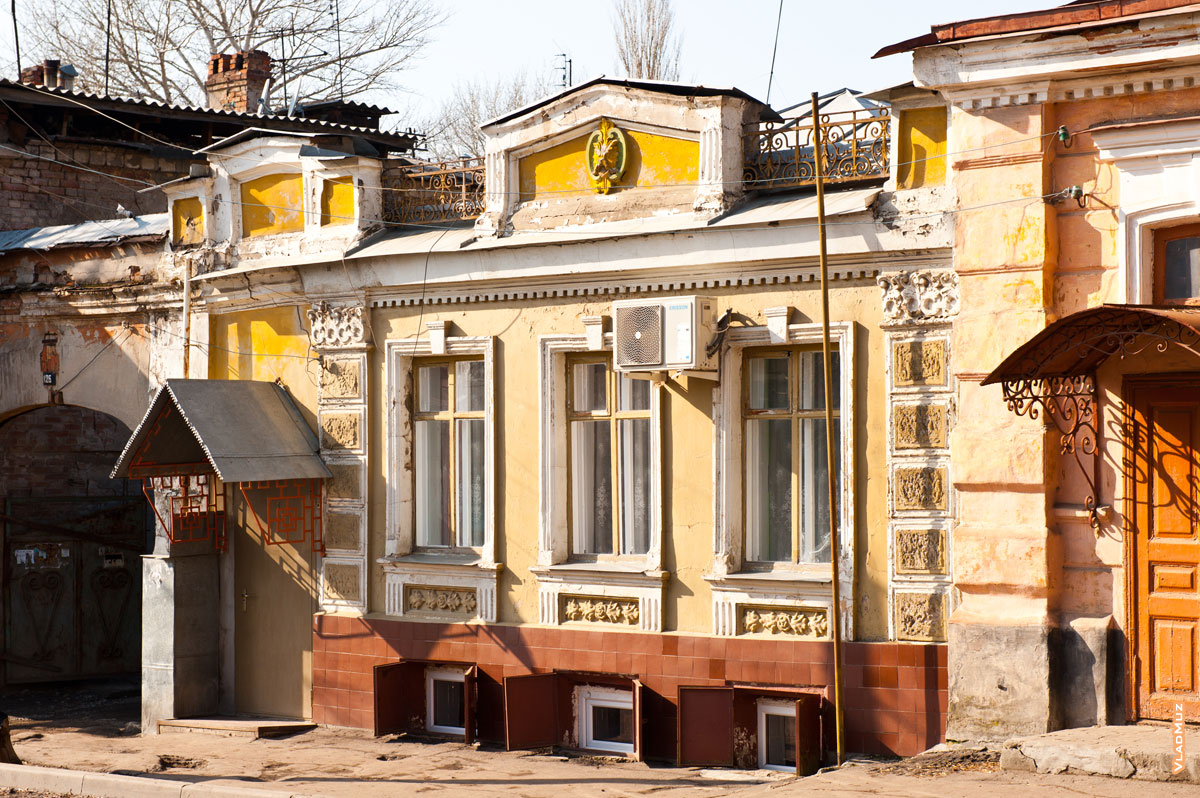 Фото 1-этажного старинного дома на улице Комитетской в Новочеркасске с украшениями на фасаде