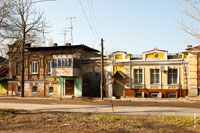 Общий вид 2-х старинных домов на улице Комитетской в Новочеркасске