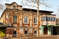 Барельефы, лепнина, розетки, скульптуры, пилястры, карнизы и другие декоративные элементы на фасаде старинного дома