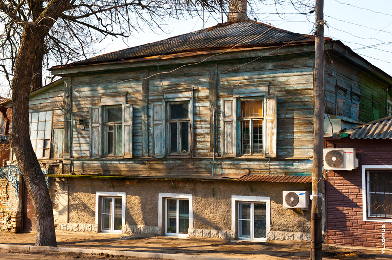 Фото простого деревянного дома в Новочеркасске на улице Комитетской