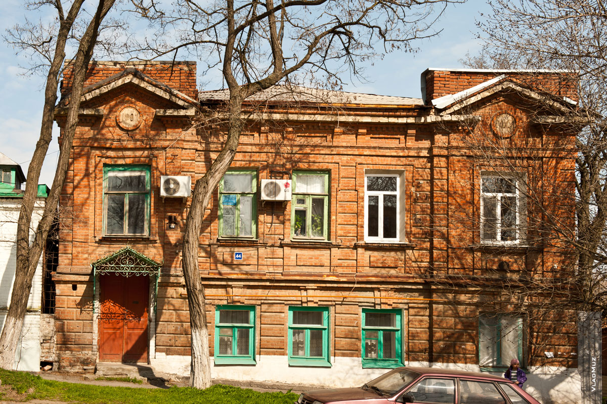 Фото старинного 2-х этажного дома на улице Красный спуск в Новочеркасске (1907 год постройки)