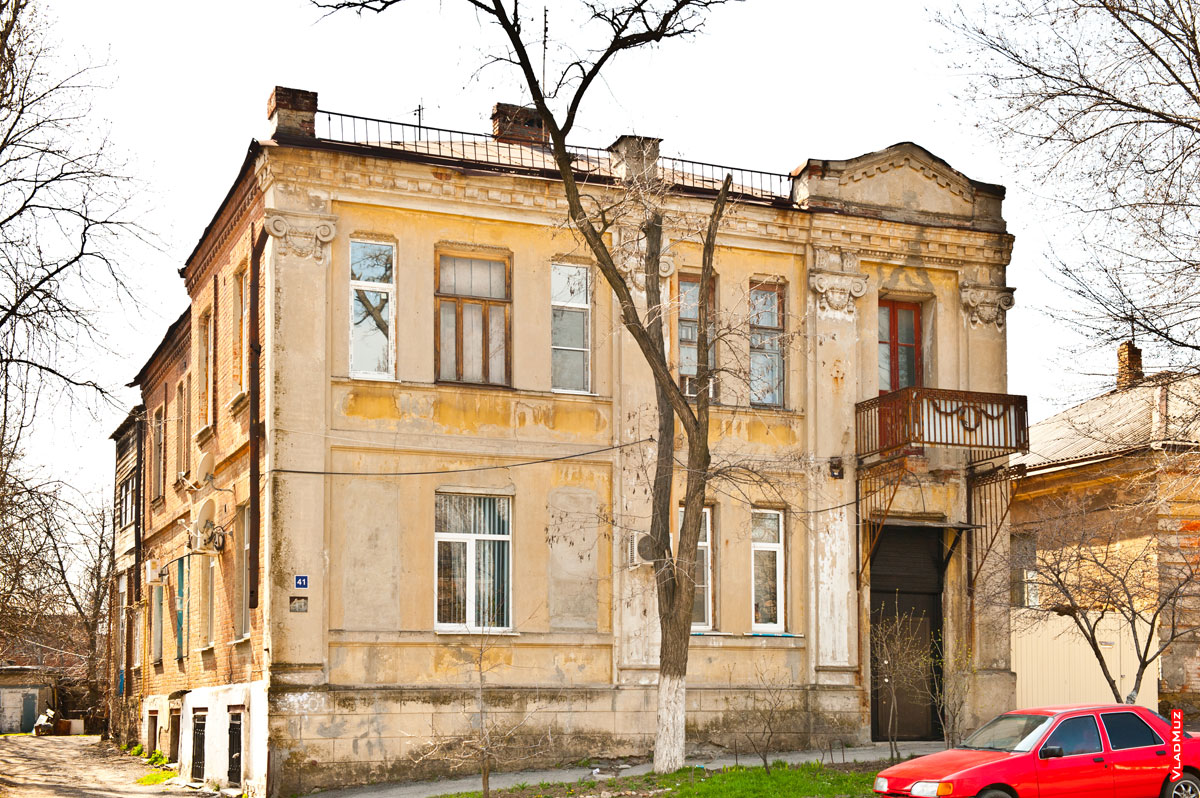 Фото старинного 2-х этажного дома с пилястрами на фасаде и разрушенным балконом. Новочеркасск, Красный спуск, 41