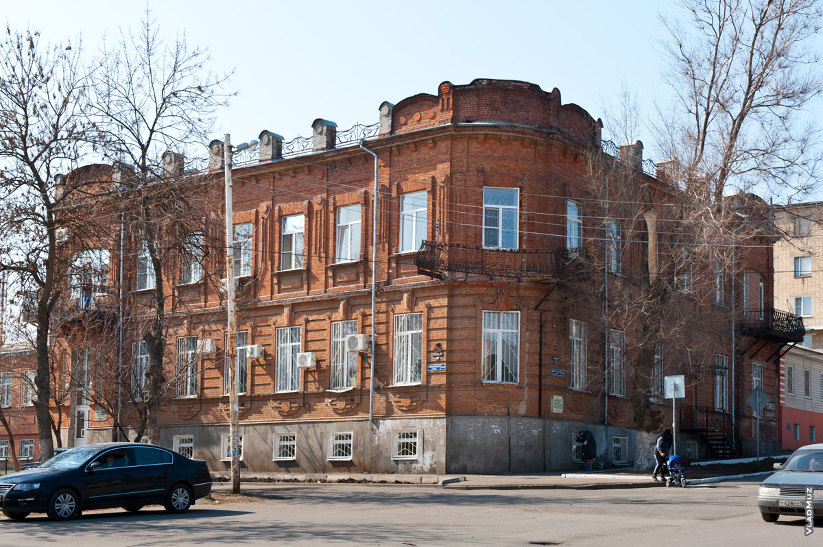 Фото старинного 2-х этажного дома из красного кирпича в Новочеркасске на Красном спуске