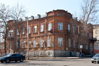 Старинный 2-х этажный дом из красного кирпича в Новочеркасске на Красном спуске. Здесь балкон на 2 этаже разрушен, осталась только балконная решетка