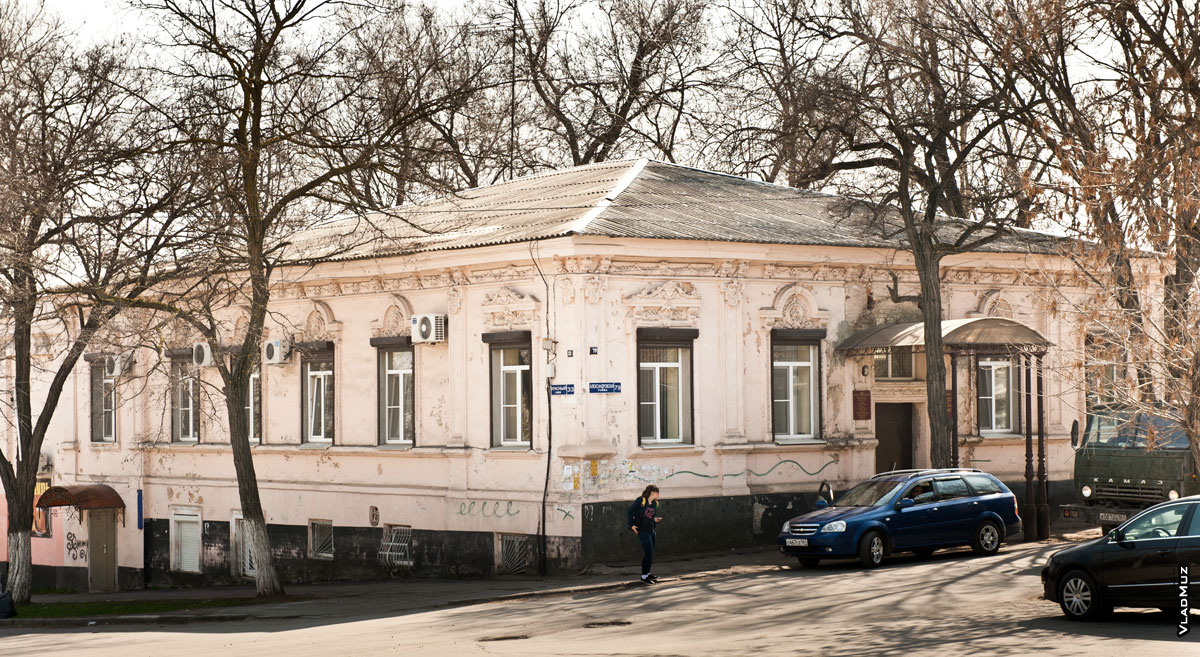 Фото 1-этажного старинного дома в Новочеркасске на Красном спуске, украшенного лепниной