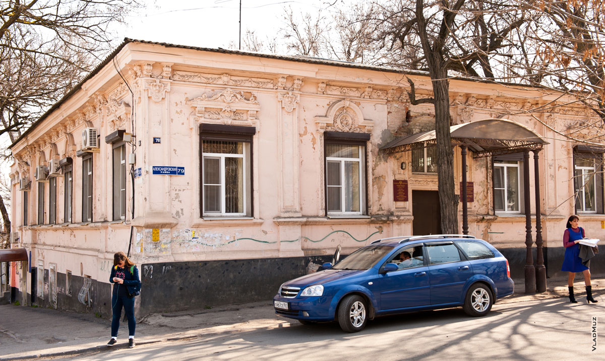 Фото окон и фризы старинного дома в Новочеркасске, богато украшенных декоративной лепниной