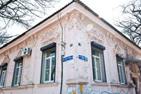 Архитектурный декор на старинном доме в Новочеркасске крупным планом