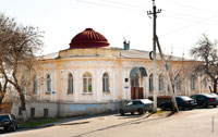 Красивый старинный дом с куполом на улице Красный спуск в Новочеркасске