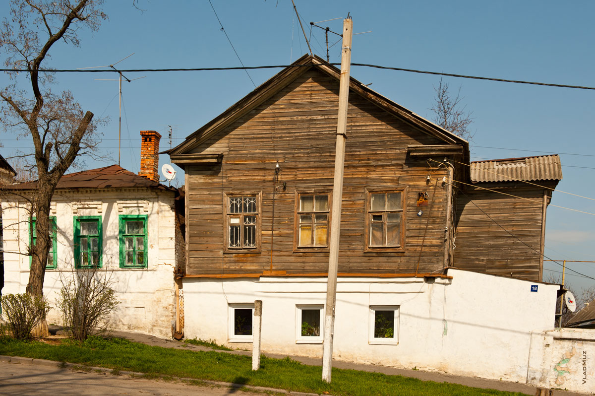 Фото простого старинного деревянного дома на улице Красный спуск в Новочеркасске