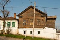 Простой старинный деревянный дом на улице Красный спуск в Новочеркасске