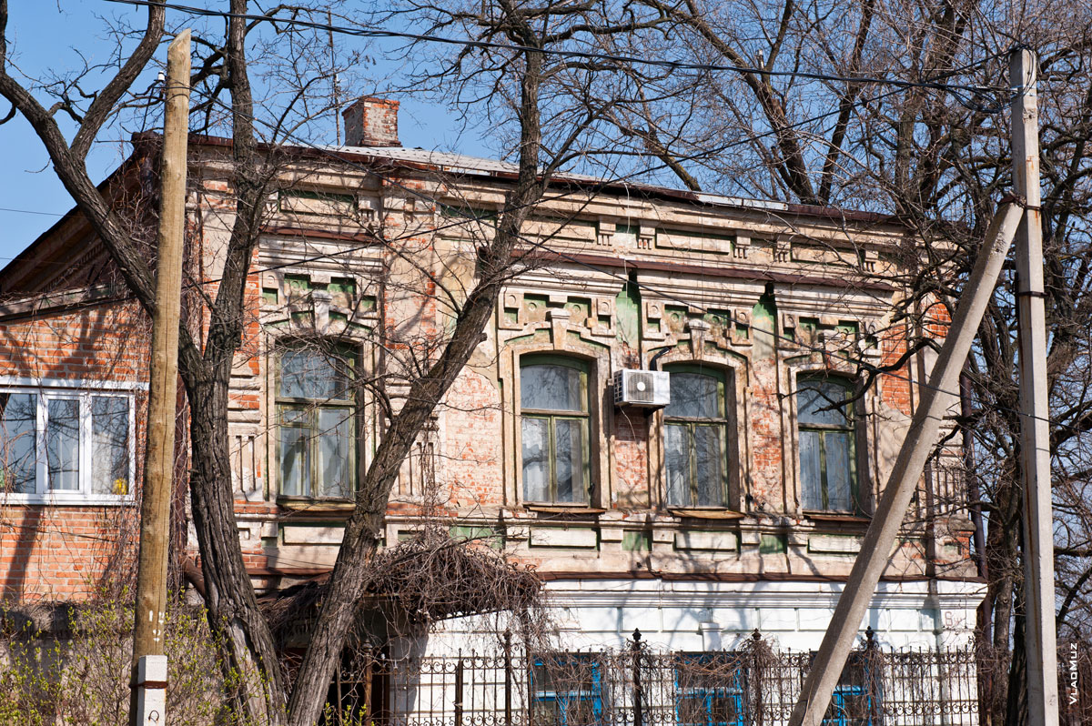 Фото архитектурных украшений на фасаде старинного дома в Новочеркасске на Красном спуске
