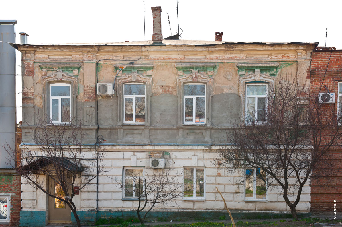 Фото 2-х этажного старинного дома на Красном спуске в Новочеркасске
