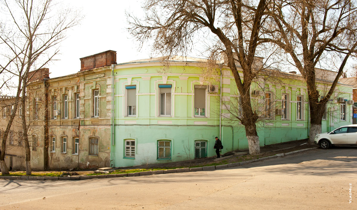 Фото углового полукруглого старинного здания внизу Красного спуска в Новочеркасске