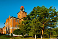 Пейзажное фото: здание учебного корпуса №2 с башней и деревья