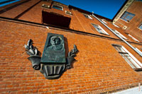 Фото металлического барельефа на фасаде 2-го учебного корпуса основателю и первому ректору ДСХИ-ДонГАУ Ладан Пантелеймону Ефимовичу, 1908-1983