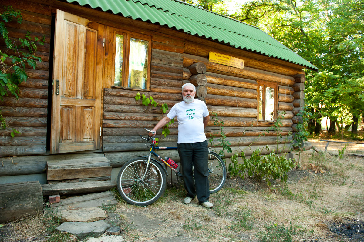 Фото Митченко Геннадия Сергеевича у входа в терем-теремок ДонГАУ с велосипедом