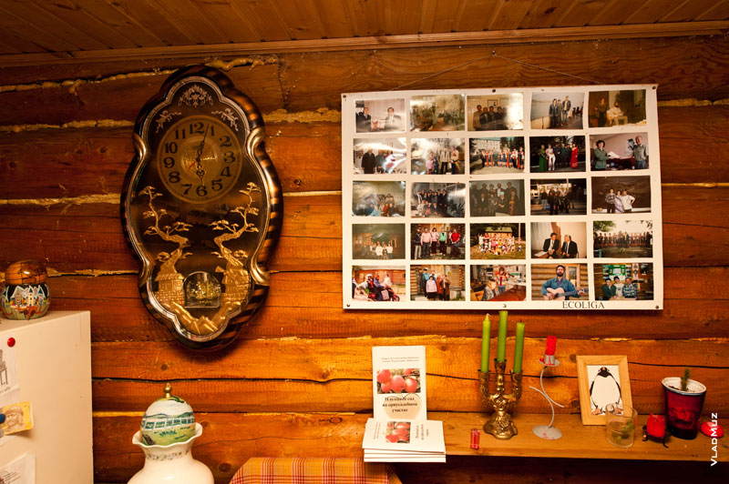 Фото больших часов на стене терема ДонГАУ и стенда с фотографиями «Эколиги»