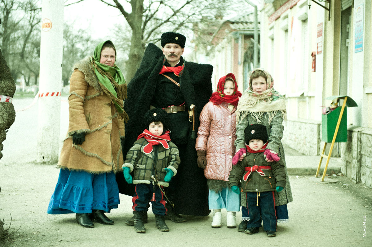 «Семья донского казака». Новочеркасск, 2014 год. Фотография на Баклановском проспекте в Новочеркасске