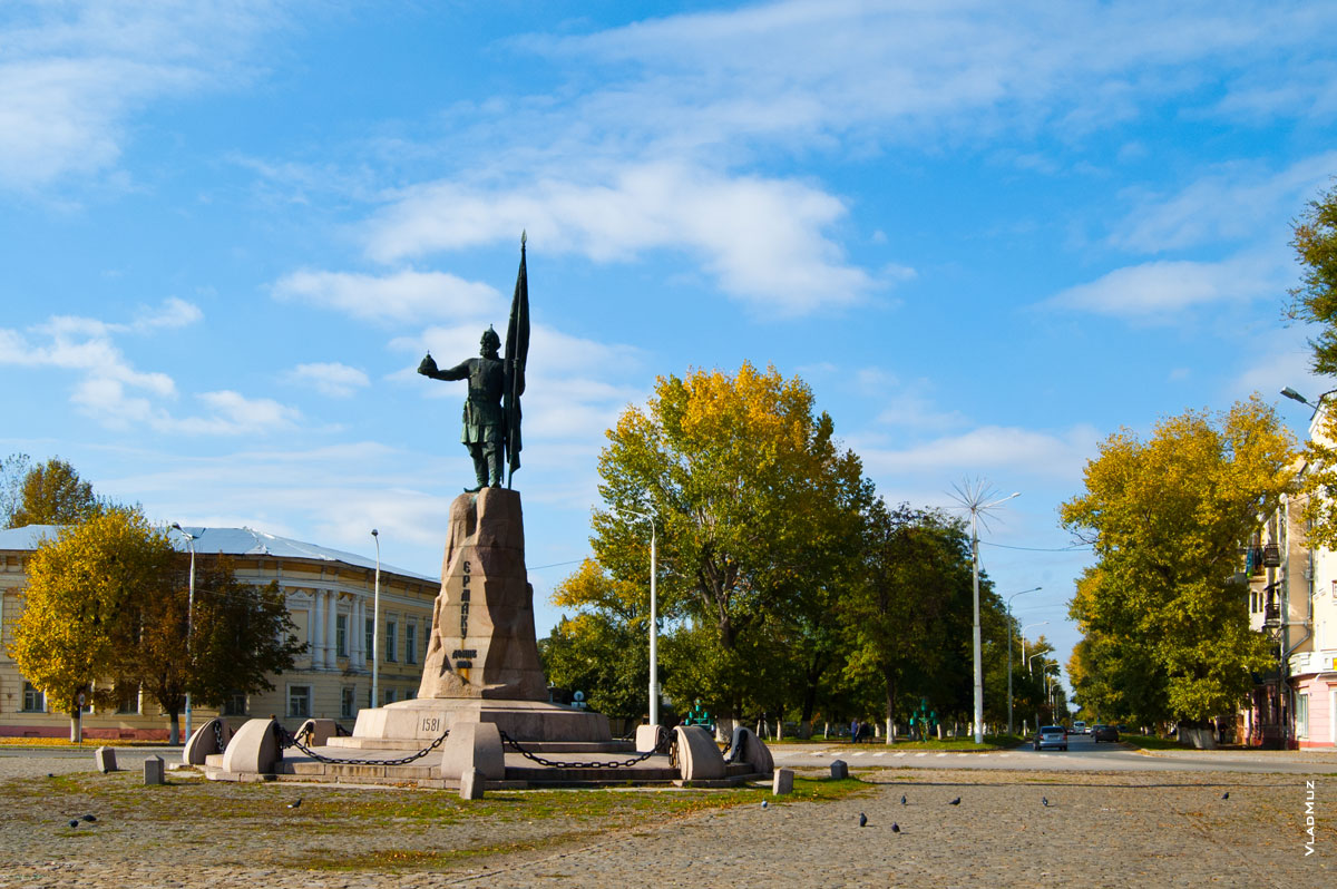 Фото памятника Ермаку с видом на проспект Ермака в Новочеркасске