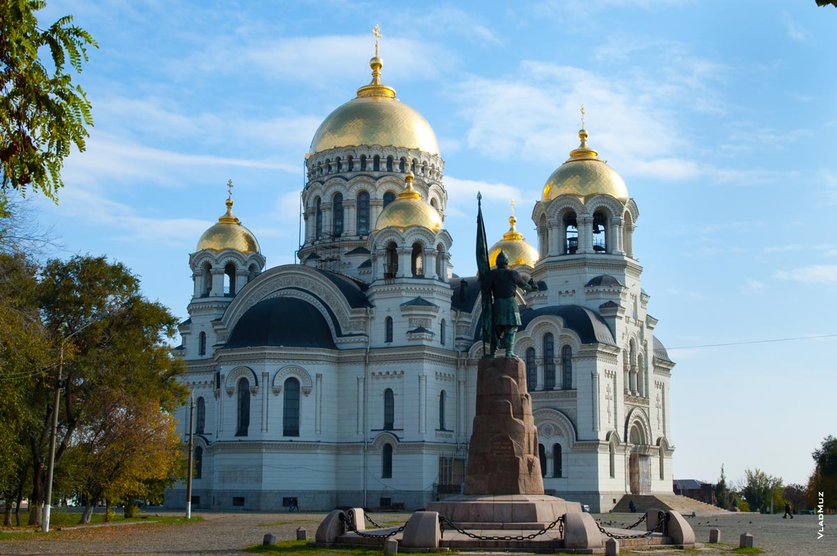 Фото Ермака с видом на собор и Соборную площадь в Новочеркасске