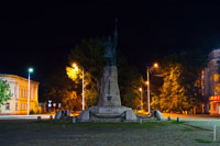 Фото памятника Ермаку ночью в свете ночных огней