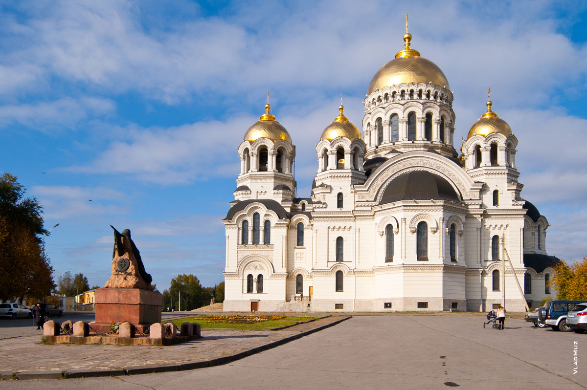 Фото памятника Бакланову в Новочеркасске и Вознесенского Войскового Кафедрального собора