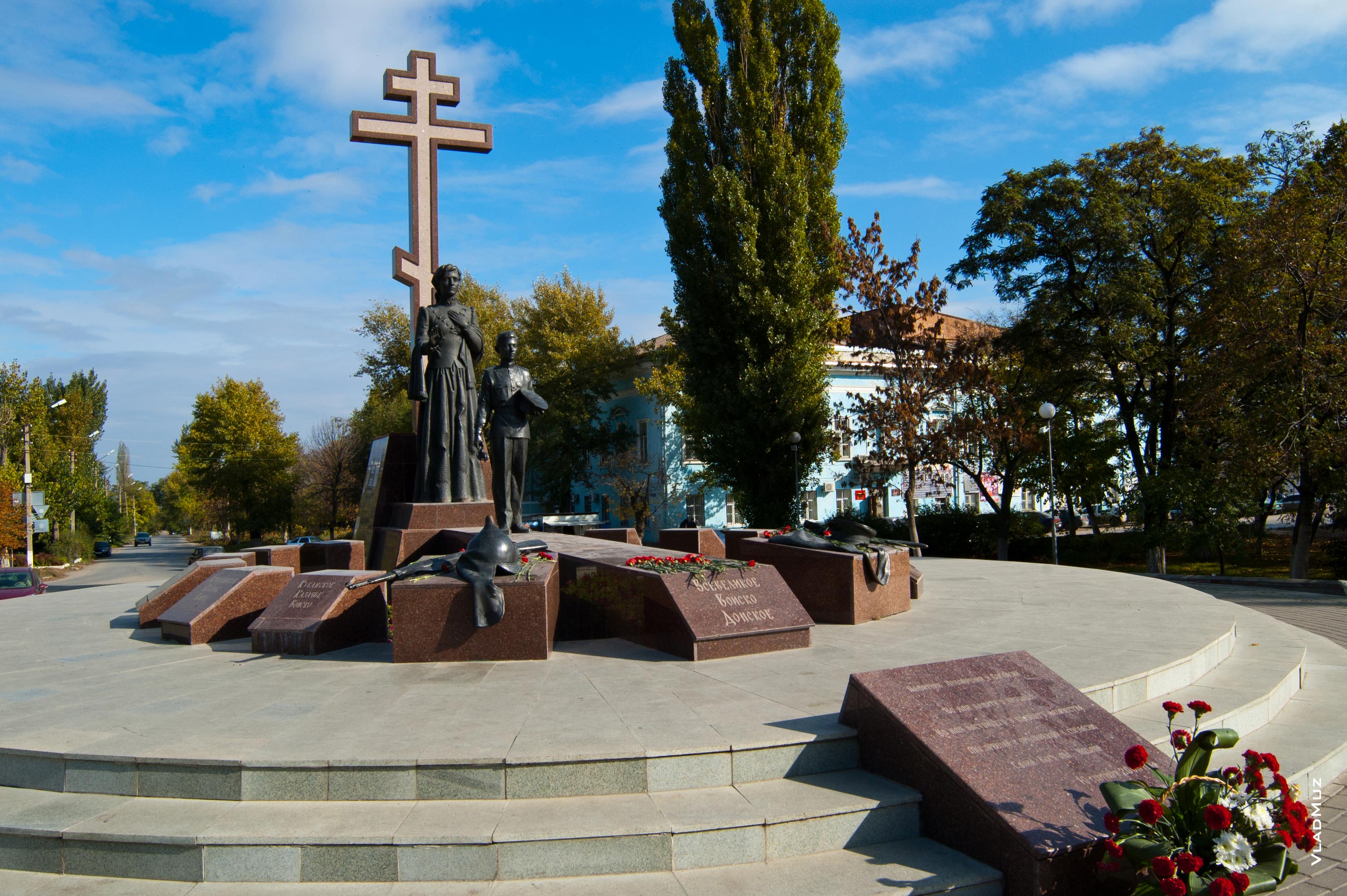 Памятник примирения. Новочеркасск памятник казаку. Памятник примирения и согласия в Новочеркасске. Памятник примирения и согласия достопримечательности Новочеркасска. Памятник примирения и согласия в Севастополе.