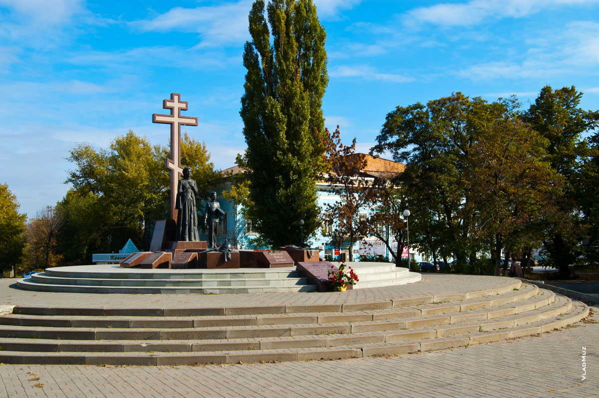 Фото общий вид памятника Примирения и Согласия в Новочеркасске на площади