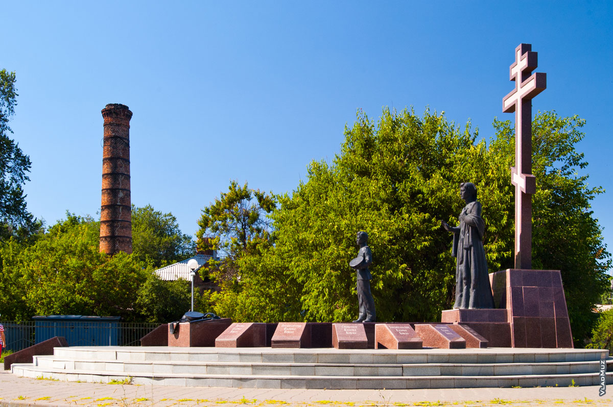 Фото памятника Примирения и Согласия в Новочеркасске в районе Соборной площади