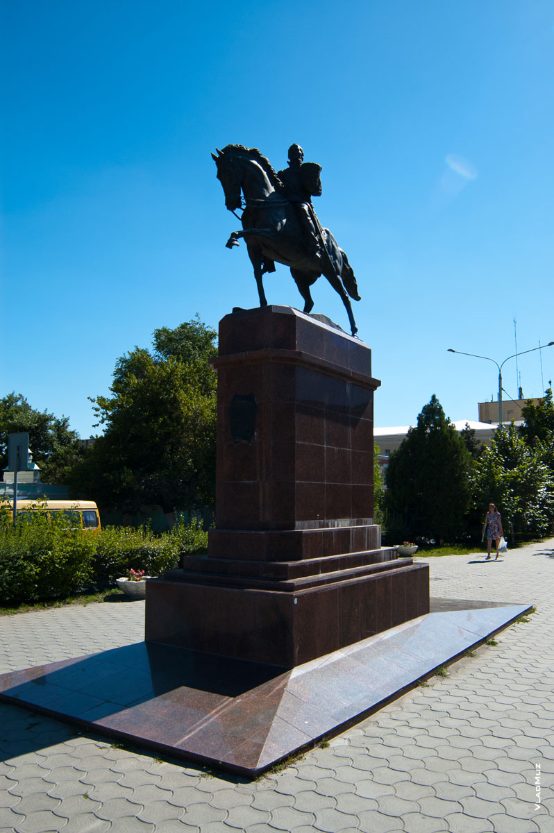 Фото памятника атаману Платову верхом на коне в Новочеркасске