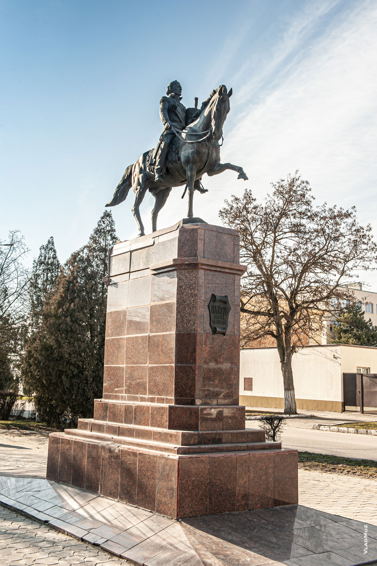 Фото конного памятника атаману Платову в Новочеркасске на постаменте