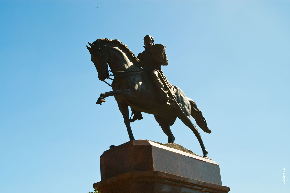 Фото атамана Платова в Новочеркасске верхом на коне в бронзе крупным планом