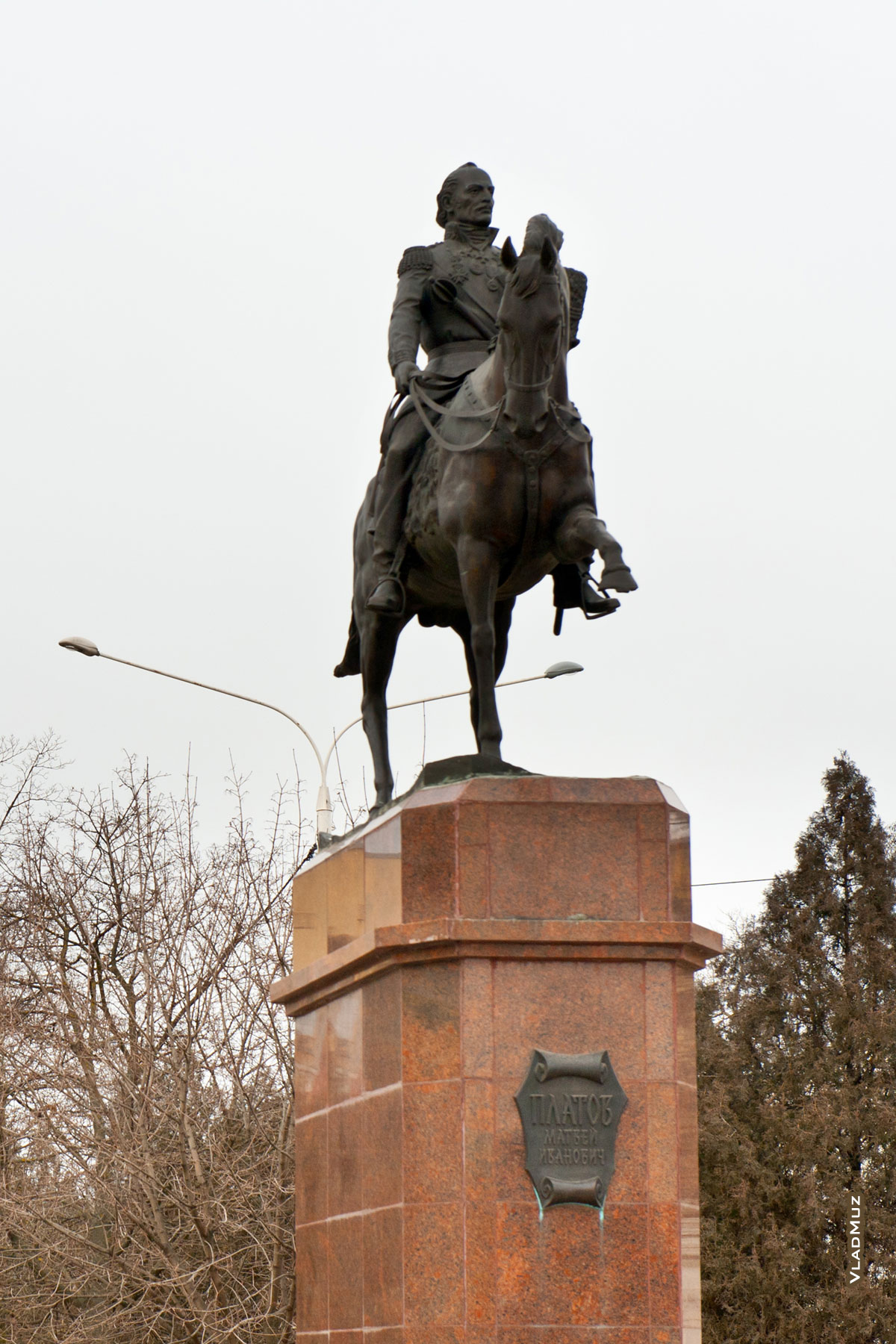 Фото атамана Платова в Новочеркасске верхом на коне в бронзе крупным планом