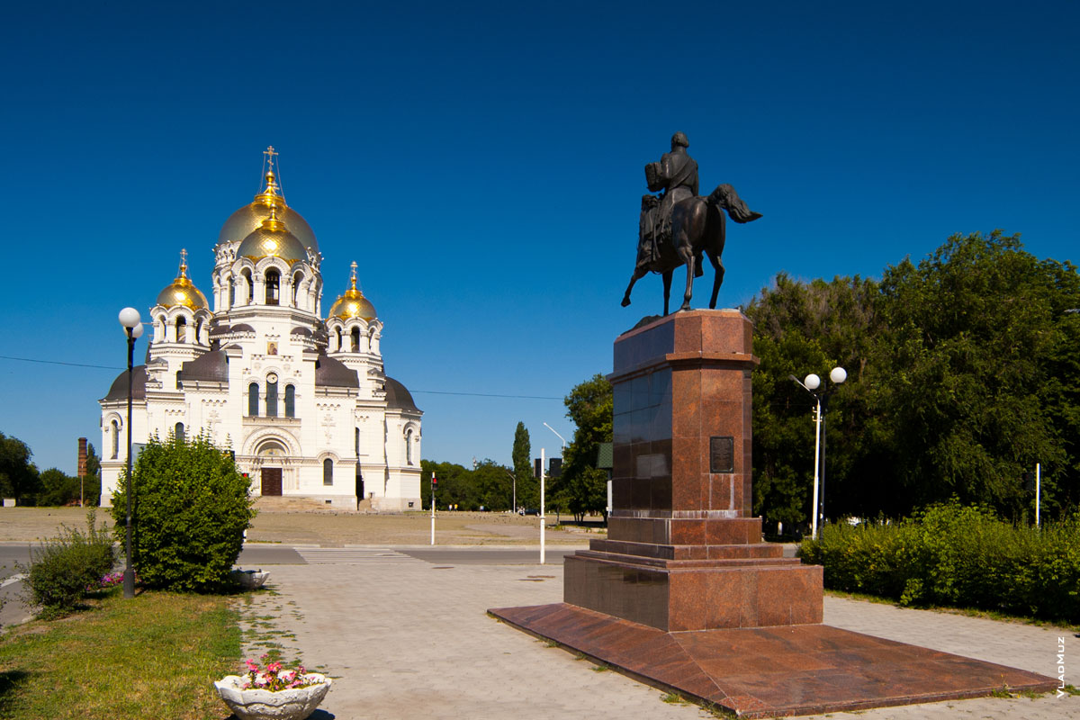 Фото памятника атаману Платову перед Вознесенским Войсковым Кафедральным собором