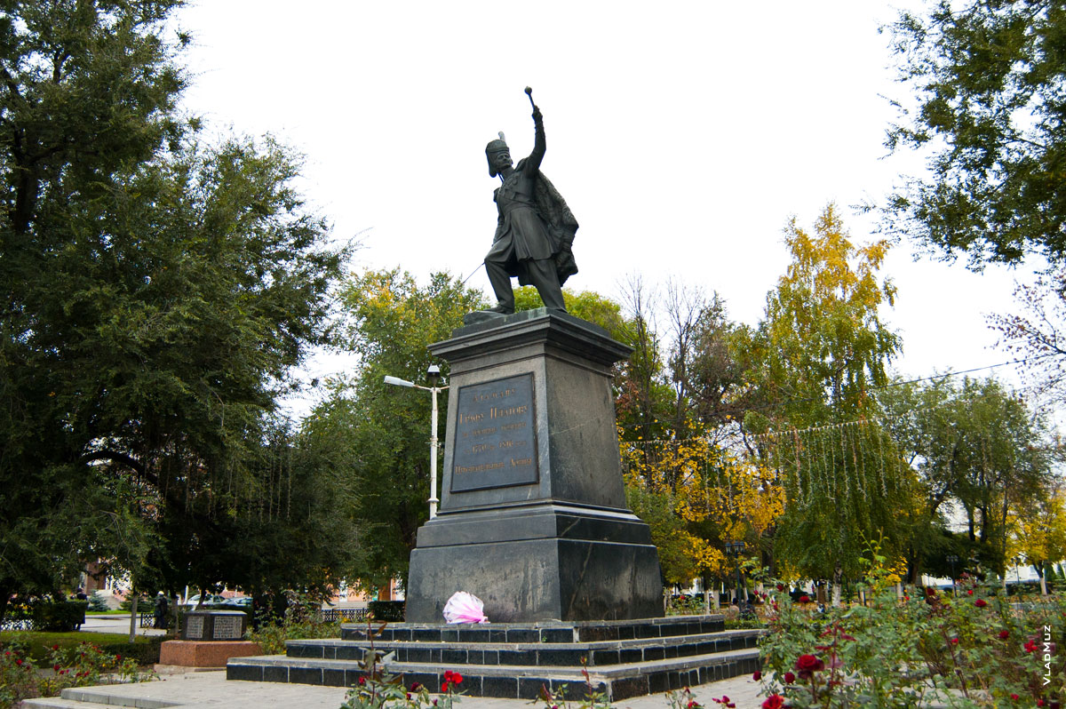Фото памятника в Новочеркасске атаману графу Платову за военные подвиги с 1770 по 1816 год