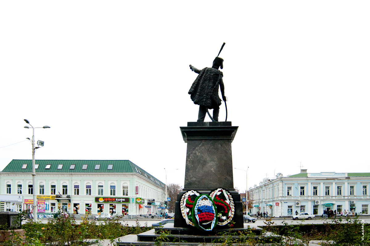 Фото памятника атаману Платову сзади с видом на дома улицы Московской в Новочеркасске